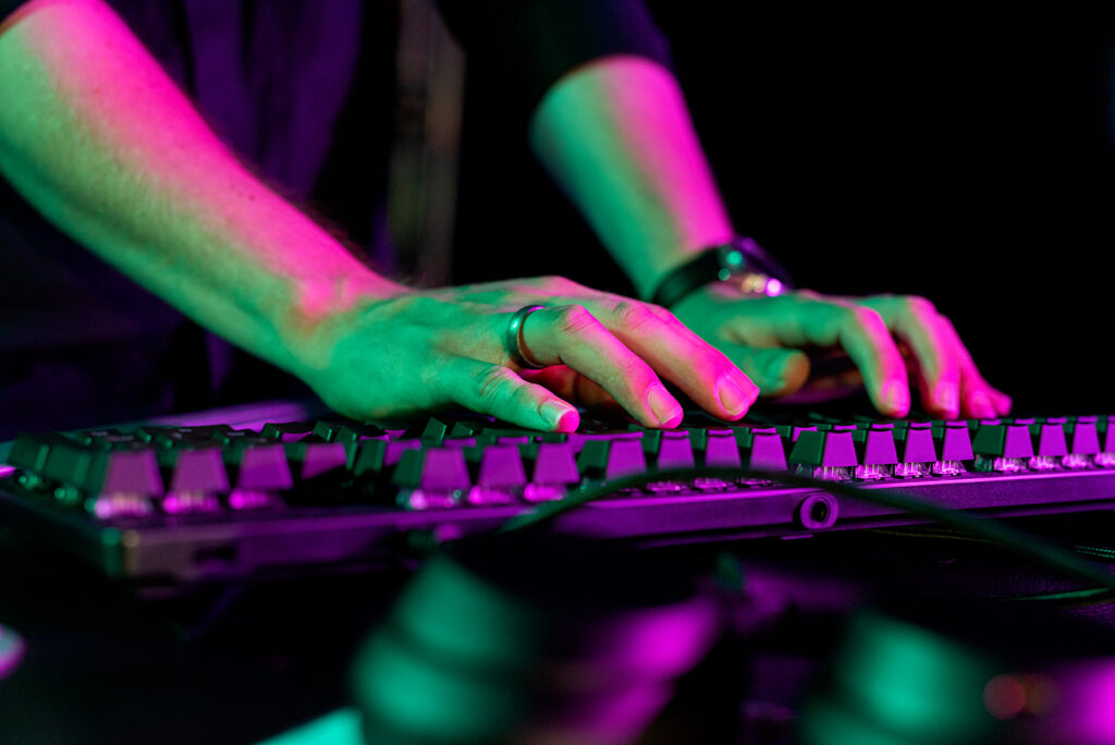 handen op een toetsenbord