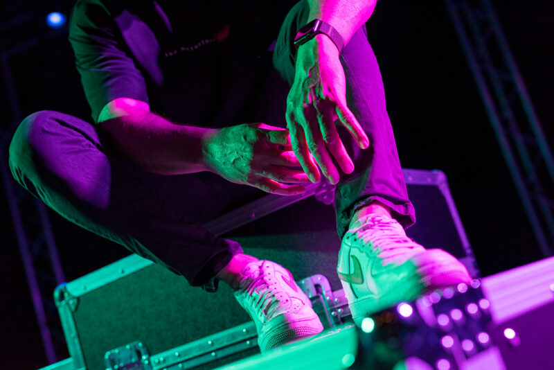 zittende persoon met sneakers aan