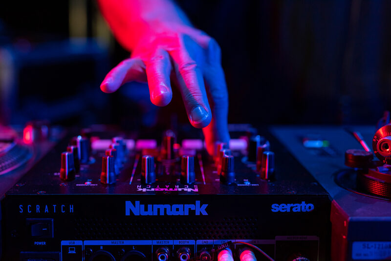 hand draait aan een knop van een draaitafel